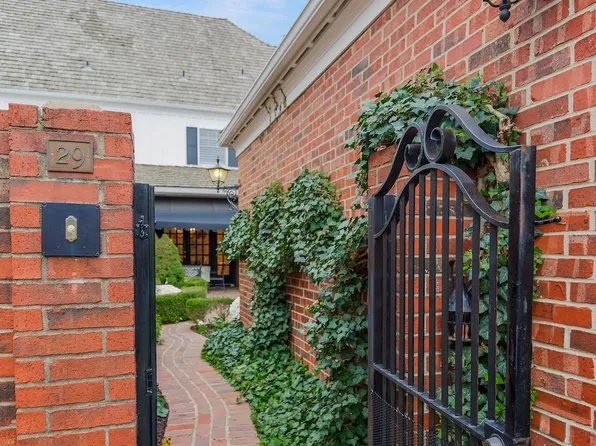 29 Compton Ct, Prairie Village, KS 66208
