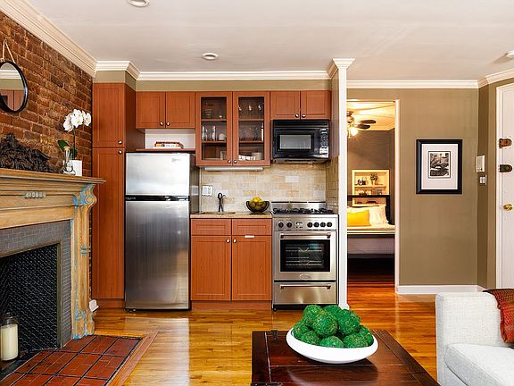 2nd image of 324 W 89th St APT A