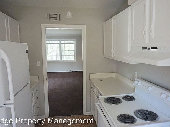 4th image of 32 Thackery Pl #3