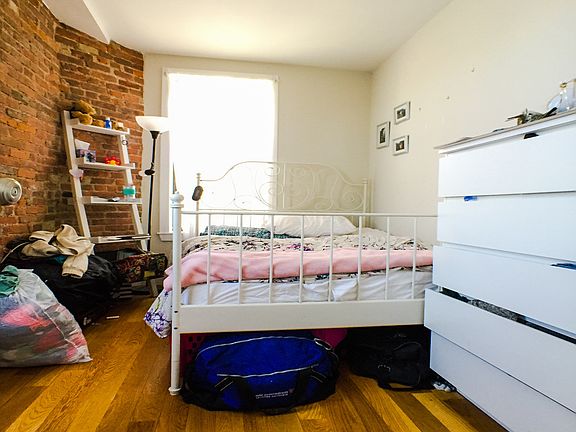 3rd image of 10 Montgomery St APT 3