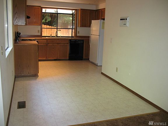 5th image of 16212 15th Dr SE