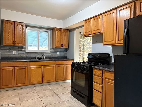 3rd image of 4027 Crest Dr