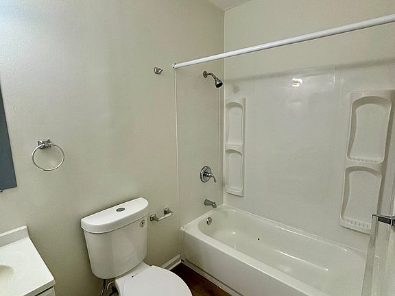 4th image of 667 Green St #8