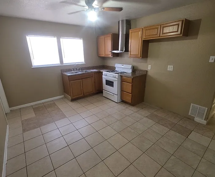 711 Ruby Dr — Photo 5
