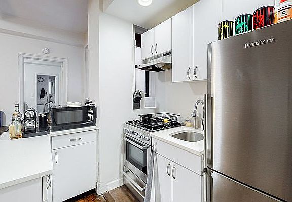 4th image of 140 E 46th St APT 10L