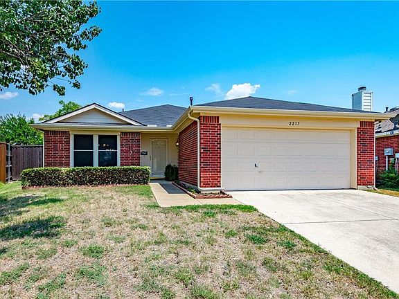 3rd image of 2217 Crown View Dr
