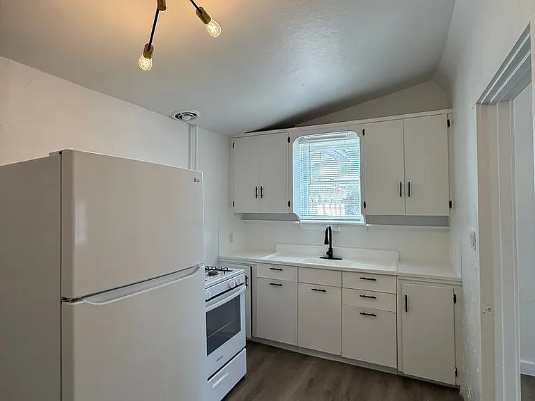 239 N Warren Ave — Photo 76