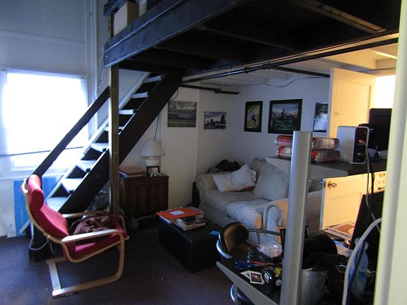 4th image of 21 1/2 S Court St APT 2