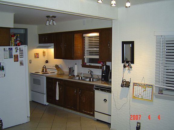 Eat-in kitchen w/ceramic tile