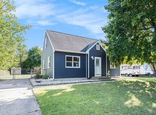 46 James St, Rockford, MI 49341