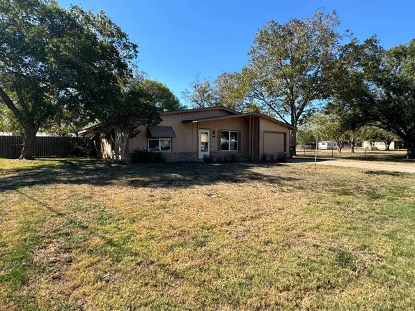 211 N Simpson St, Yorktown, TX 78164