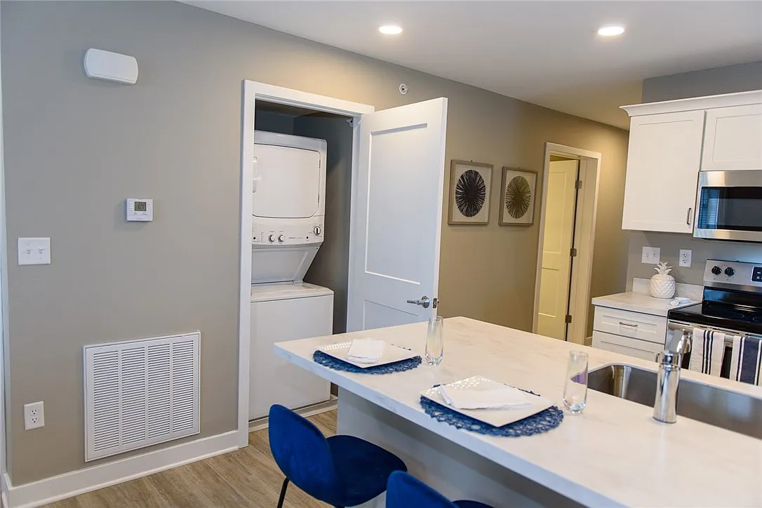 3 bed, 3.0 bath, 1345 sqft, $2,721 — Photo 3