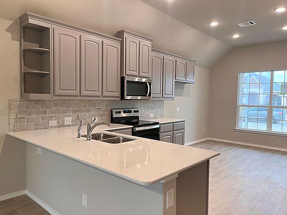 2nd image of 9932 Ginkgo Ln