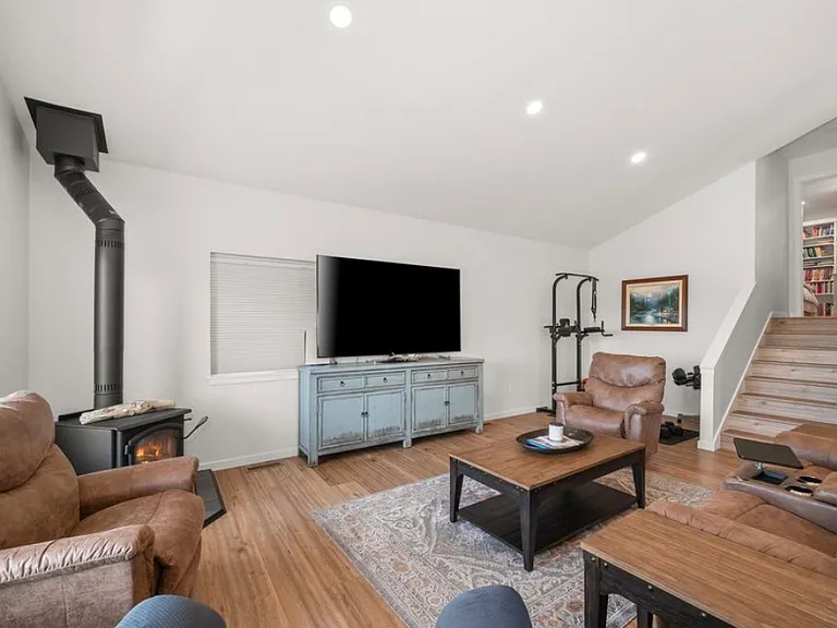 1212 W Cora Ave — Photo 3