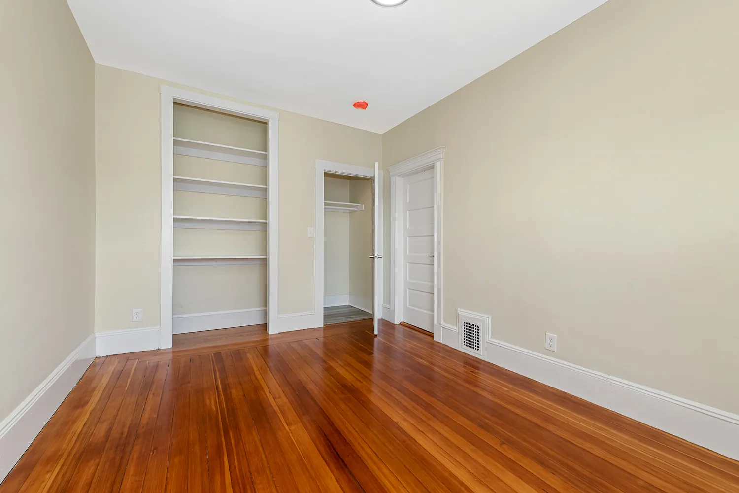 3 bed, 9999 sqft, $2,995 — Photo 3