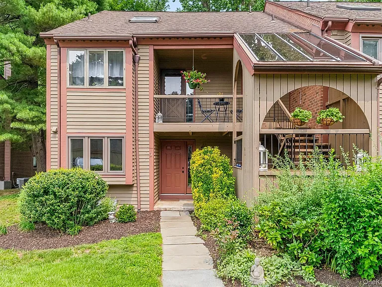 101 Eagle Bay Dr — Photo 1