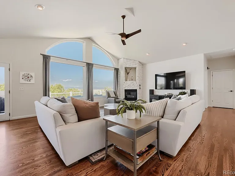 21037 E Nichols Pkwy — Photo 13
