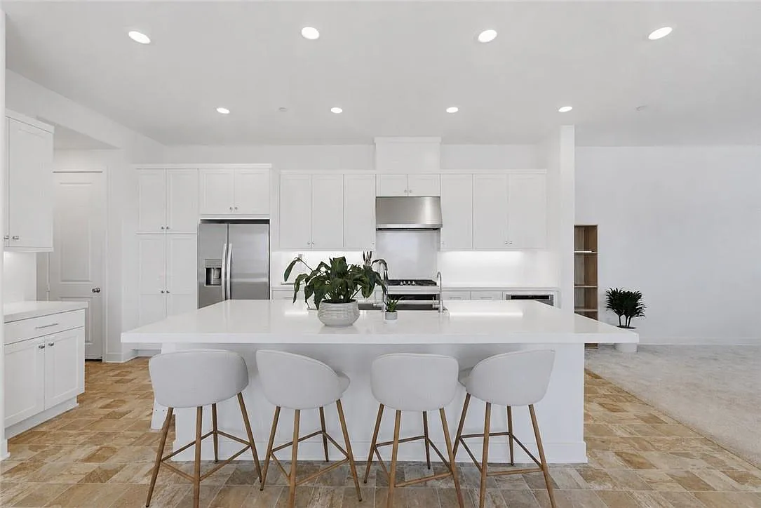 4 bed, 2690 sqft, $5,500 — Photo 3