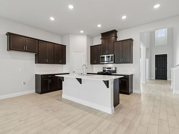 5th image of 401 Santa Lucia Dr