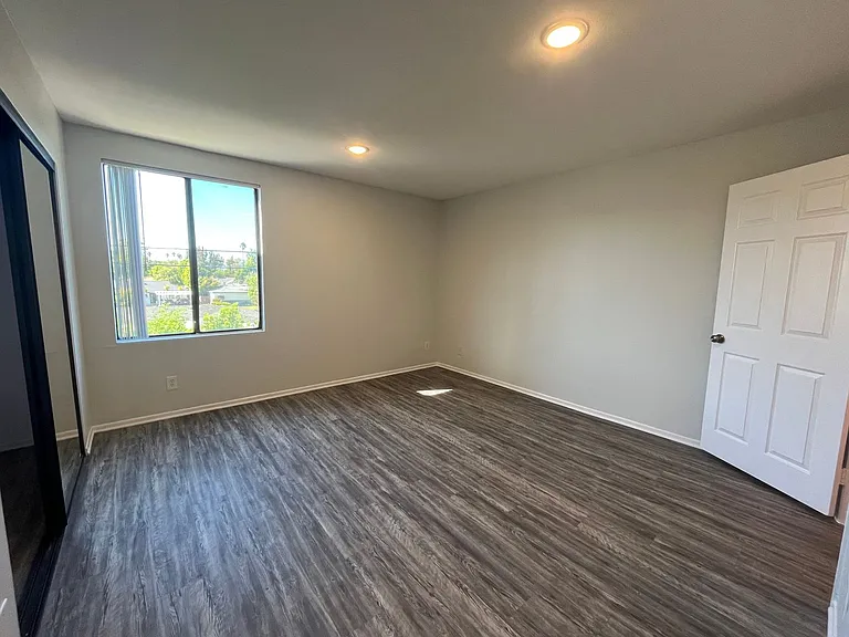 5235 Kester Ave — Photo 52