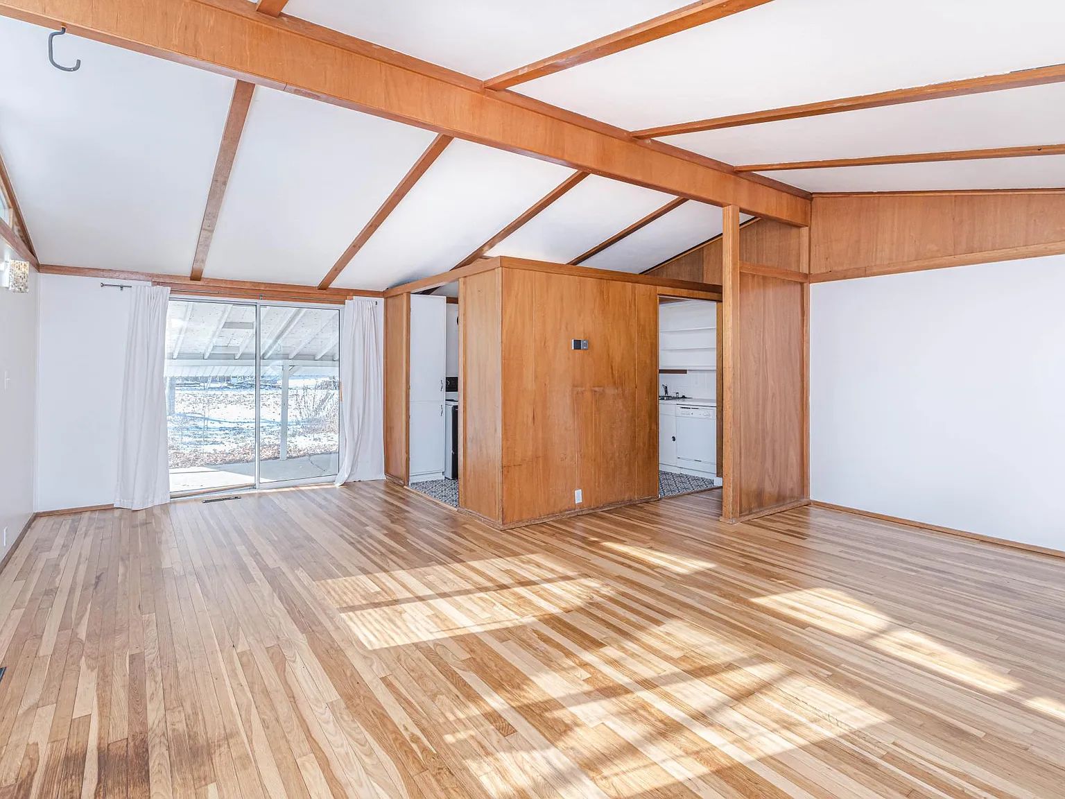 3 bed, 1450 sqft, $1,600 — Photo 3
