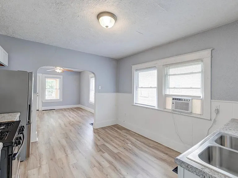 1308 E Taylor St — Photo 4