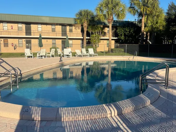 1081 SE Monterey Rd, Stuart, FL