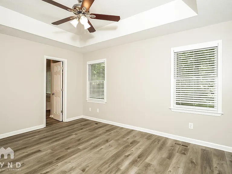 1359 Lakeview Pkwy — Photo 9
