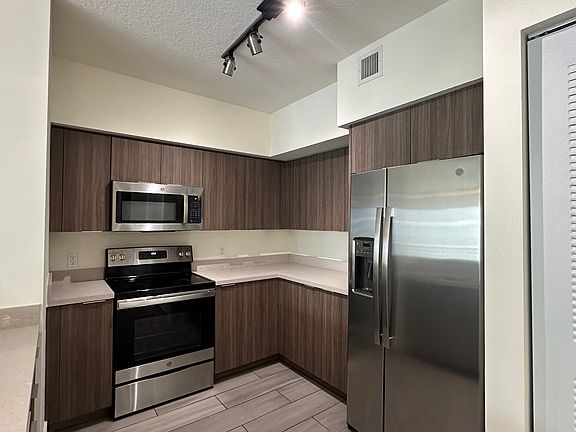 3rd image of 980 NW 10th Ave #B1