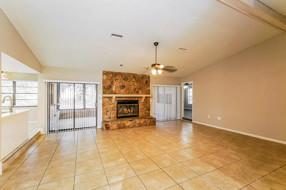 3 bed, 2.5 bath, 1894 sqft, $3,260 — Photo 4
