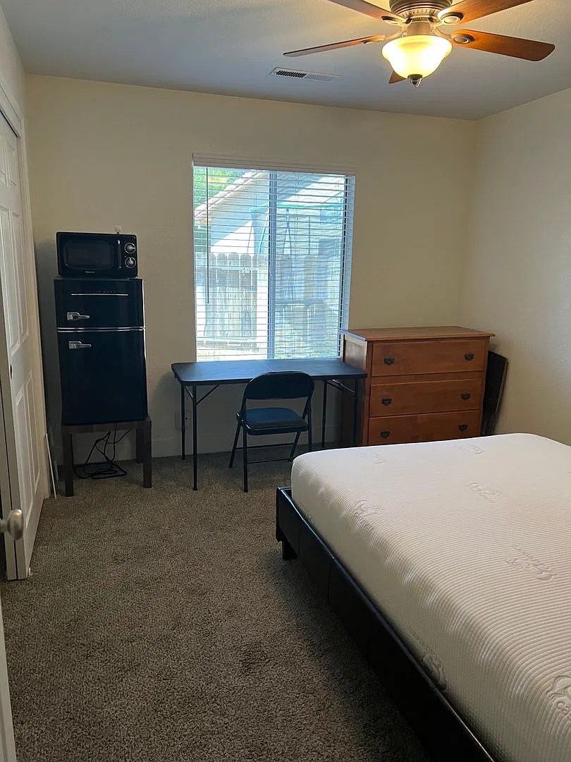 Furnished Room available in updated home - Los Banos, CA — Photo 2
