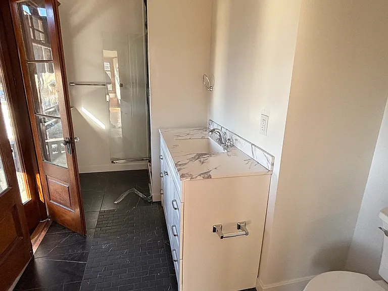 2618 Kenwood Ave — Photo 11