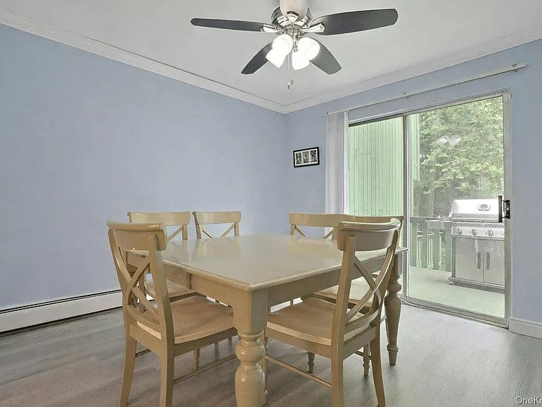 121 Coachlight Sq — Photo 7
