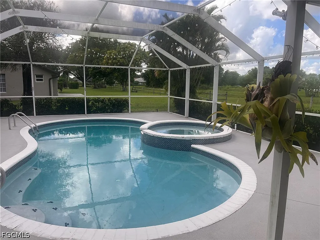 3 bed, 2.0 bath, 2116 sqft, $2,200 — Photo 3