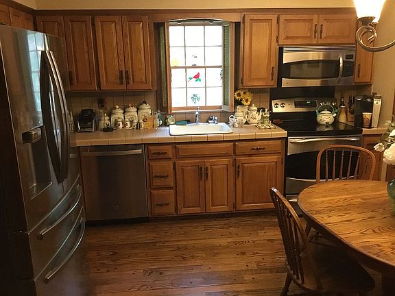 5th image of 24 Maplewood Dr