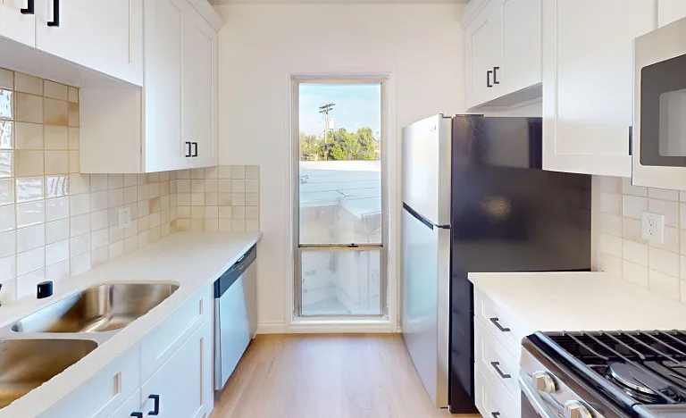 The Clair Manor Apts...Hollywood Hills...Fully Renovated...CALL NOW! — Photo 1