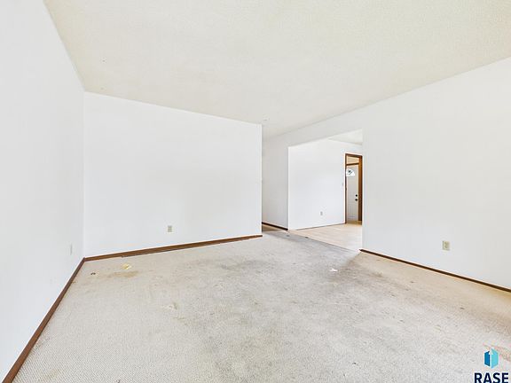 3rd image of 1104 S Joliet Ave