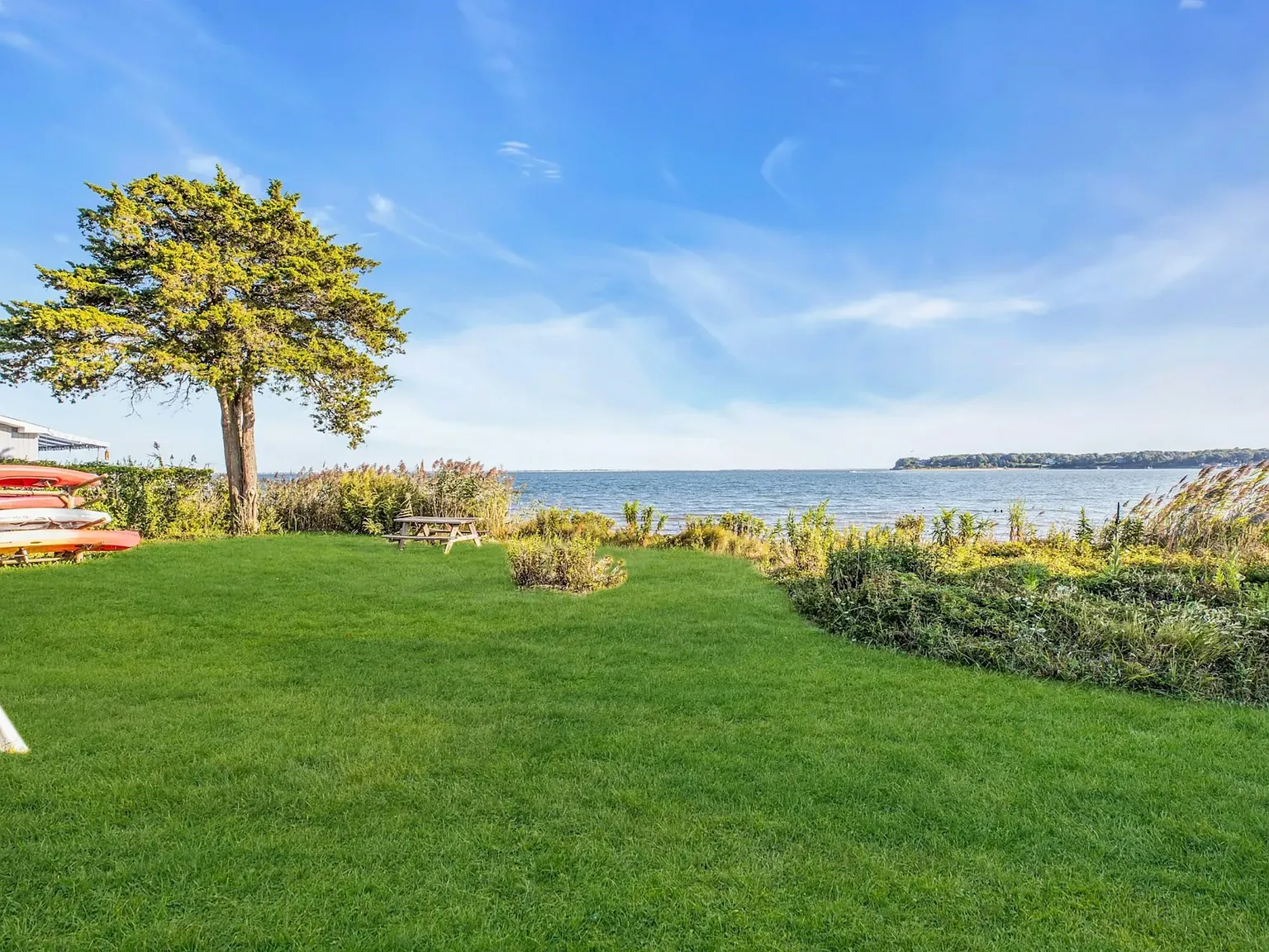 Waterfront Private Beach House New Reno One Bedroom Available — Photo 1