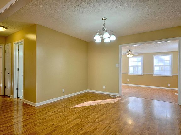 5th image of 144 Lexington Dr