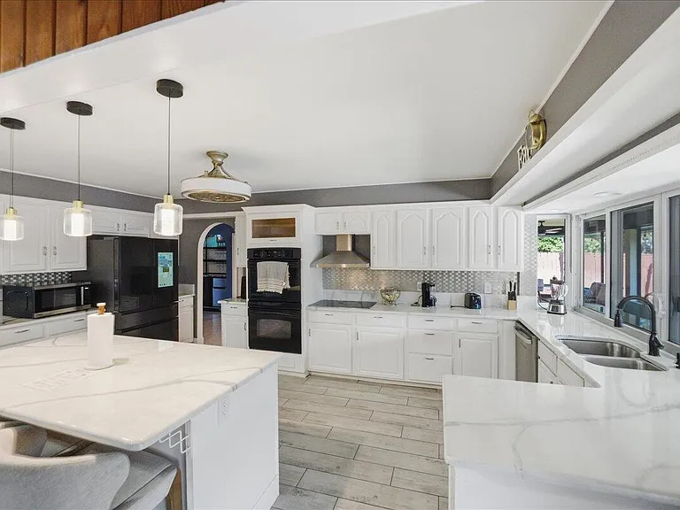 1326 SW Bartell Ave — Photo 33