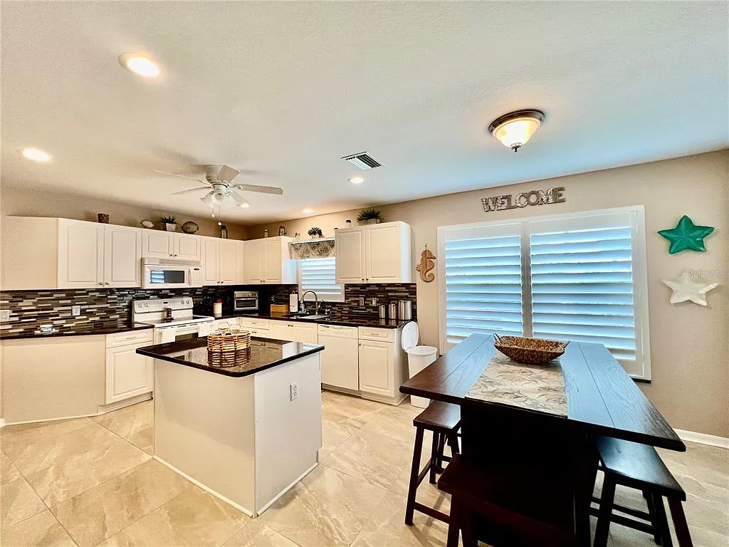 3 bed, 2.0 bath, 1592 sqft, $4,700 — Photo 2