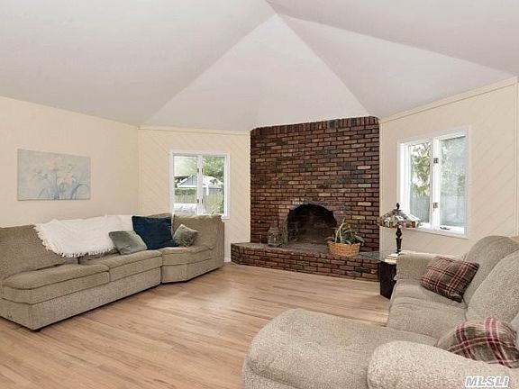 4th image of 19 Granada Cir
