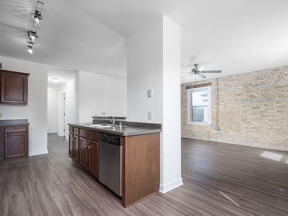 2 Bed + Den / 1 Bath - 1,500 SF - Kitchen & Living