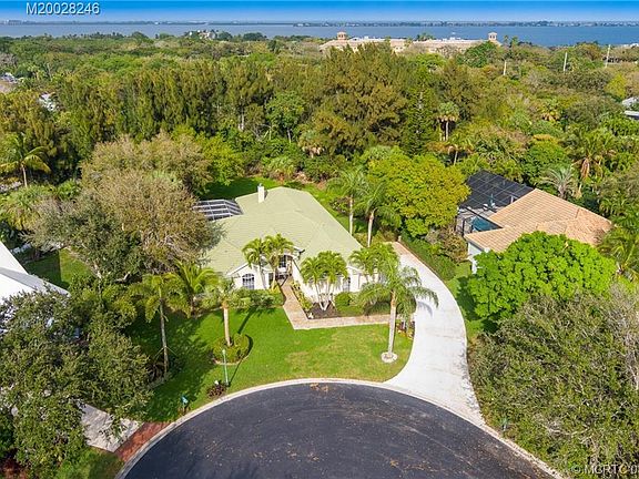3rd image of 2619 NE Sabal Palm Way