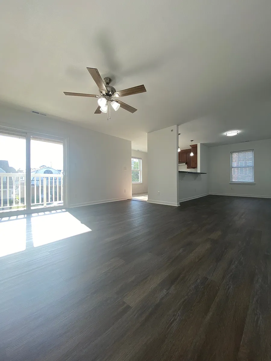 Building Photo - 2409 Arctic Ave #202