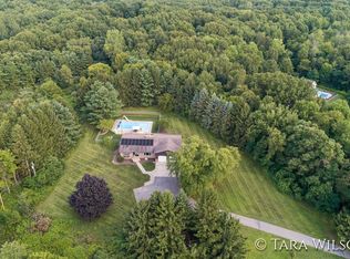 7240 Courtland Dr NE, Rockford, MI 49341