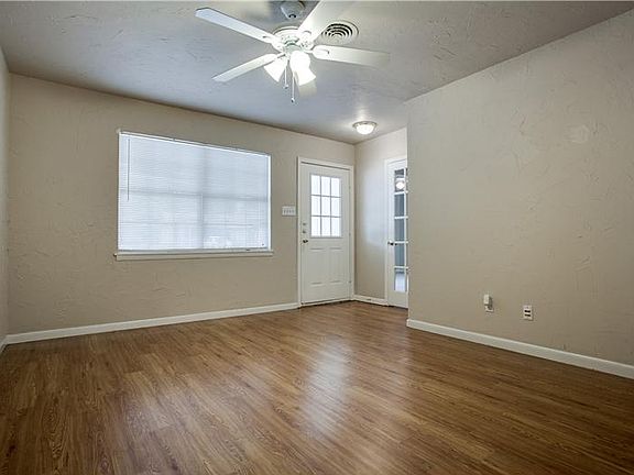 3rd image of 814 Ravenwood Dr
