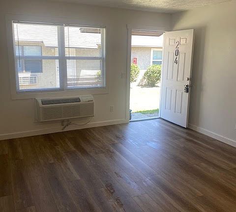 4th image of 903 Russ Lake Dr #204