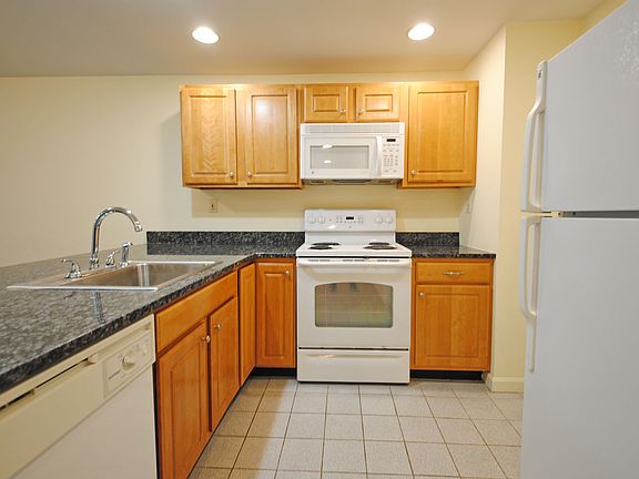5th image of 32 Queensberry St APT 3