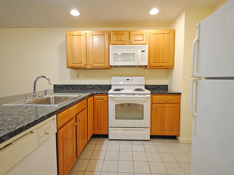 32 Queensberry St #3 — Photo 5